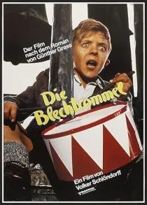 فیلم The Tin Drum 1979 1 MV5BZjMzMjdlM2MtNjY1NS00NzMzLTlmY2YtYWU5OTliOGE2MDBjXkEyXkFqcGc@. SY600 SX400